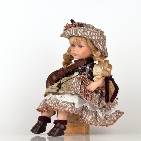 Porcelánová bábika 30cm sediaca