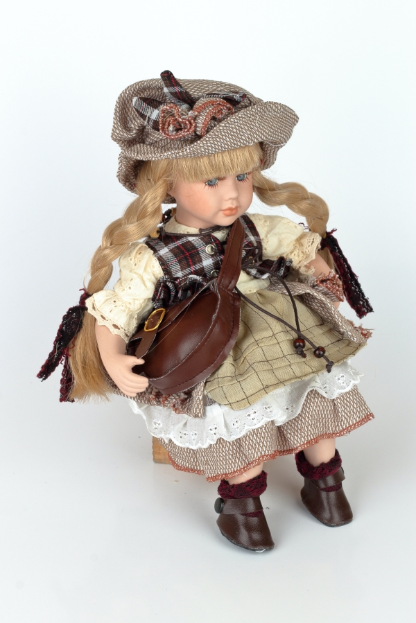 Porcelánová bábika 30cm sediaca