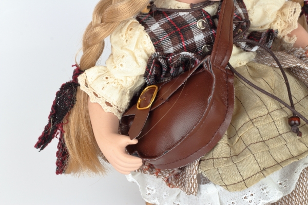 Porcelánová bábika 30cm sediaca