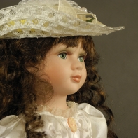 Porcelánova bábika 40 cm Emília