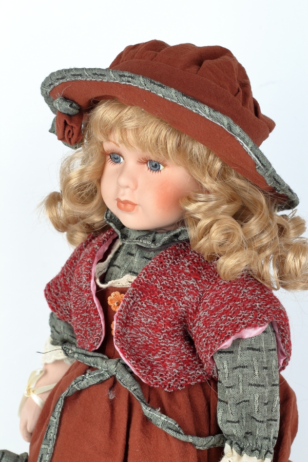 Porcelánová bábika Adina s košíčkom 42cm