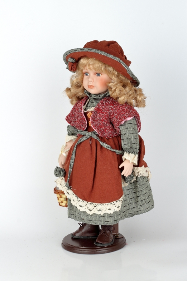 Porcelánová bábika Adina s košíčkom 42cm