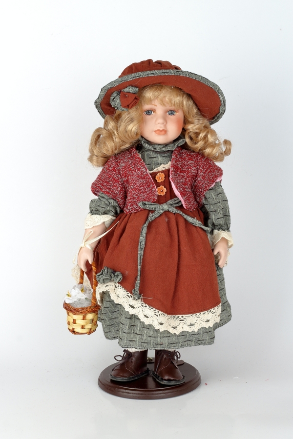 Porcelánová bábika Adina s košíčkom 42cm