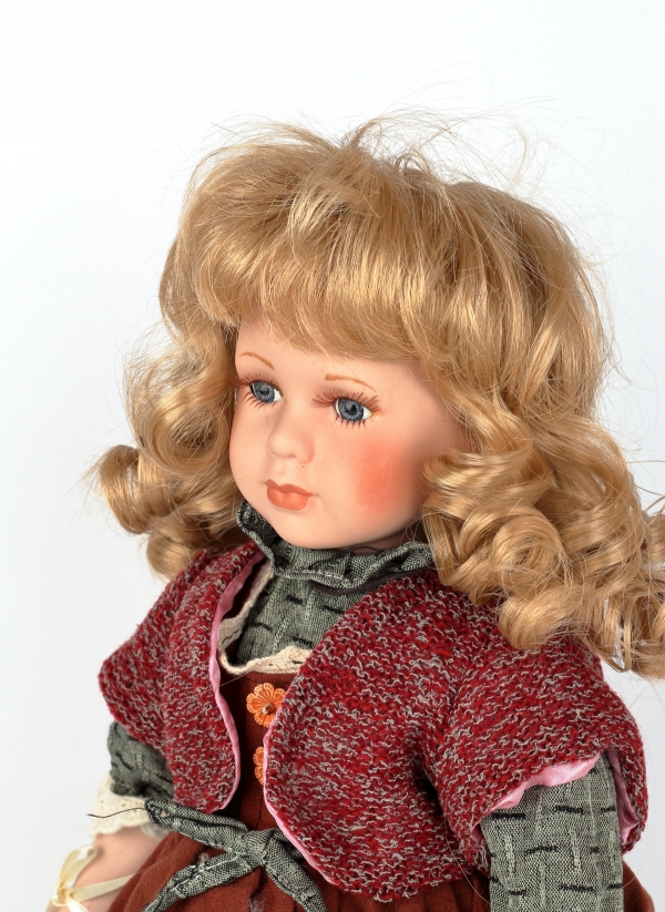 Porcelánová bábika Adina s košíčkom 42cm