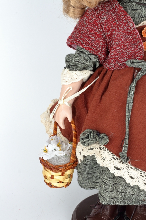 Porcelánová bábika Adina s košíčkom 42cm