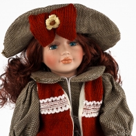 Porcelánová bábika hnedovláska s vestičkou 42cm