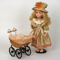 Porcelánová bábika ručne maľovaná - blondínka v šatôčkach 56cm