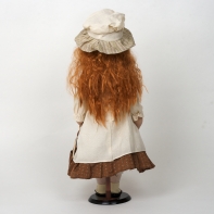 Porcelánová bábika ručne maľovaná - hnedovláska s kvetom na šatách veľká 56cm