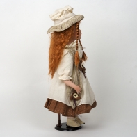 Porcelánová bábika ručne maľovaná - hnedovláska s kvetom na šatách veľká 56cm