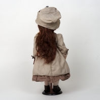 Porcelánová bábika ručne maľovaná hnedovláska s medvedíkom 56cm