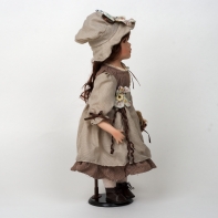 Porcelánová bábika ručne maľovaná hnedovláska s medvedíkom 56cm