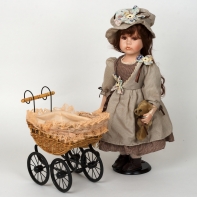 Porcelánová bábika ručne maľovaná hnedovláska s medvedíkom 56cm