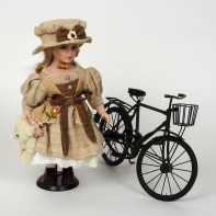 Porcelánová bábika ručne maľovaná s príveskom na krku 42cm