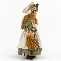 Porcelánová bábika s medvedíkom a látkovou kyticou 56cm