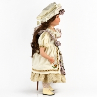 Porcelánová bábika s perlovým náhrdelníkom 56cm