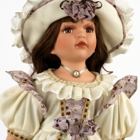 Porcelánová bábika s perlovým náhrdelníkom 56cm