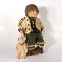 Porcelánová bábika sediaca chlapec 28cm