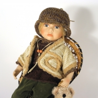 Porcelánová bábika sediaca chlapec 28cm