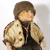 Porcelánová bábika sediaca chlapec 28cm