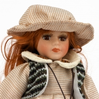 Porcelánová bábika v béžových šatičkách 20cm