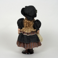 Porcelánová bábika v sviatočných šatách s medvedíkom 41cm