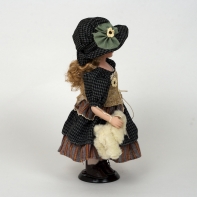 Porcelánová bábika v sviatočných šatách s medvedíkom 41cm