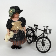 Porcelánová bábika v sviatočných šatách s medvedíkom 41cm