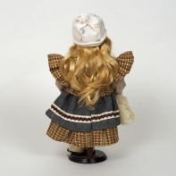 Porcelánová bábika v sviatočných šatách s šálkou 42cm