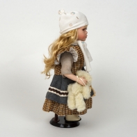 Porcelánová bábika v sviatočných šatách s šálkou 42cm