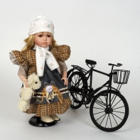 Porcelánová bábika v sviatočných šatách s šálkou 42cm