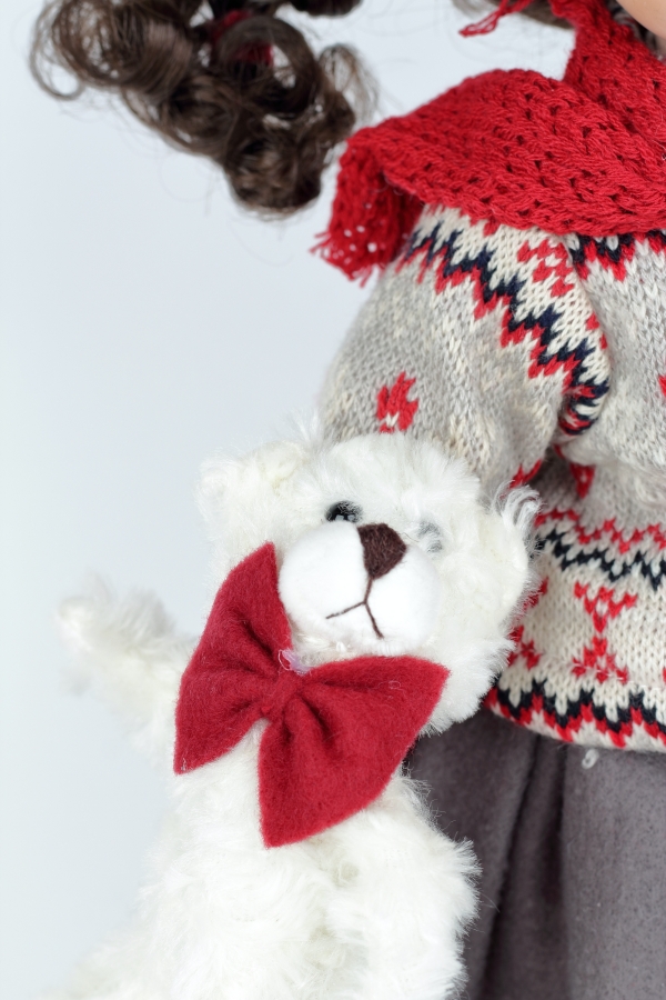 Porcelánová bábika vo svetri Teddy 46cm