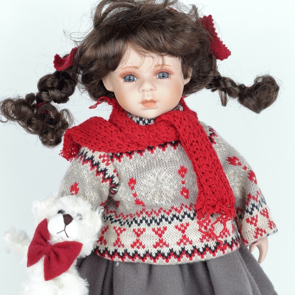 Porcelánová bábika vo svetri Teddy 46cm