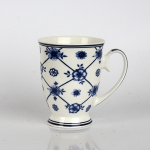 Porcelánový hrnček modré kvety mriežka 11cm