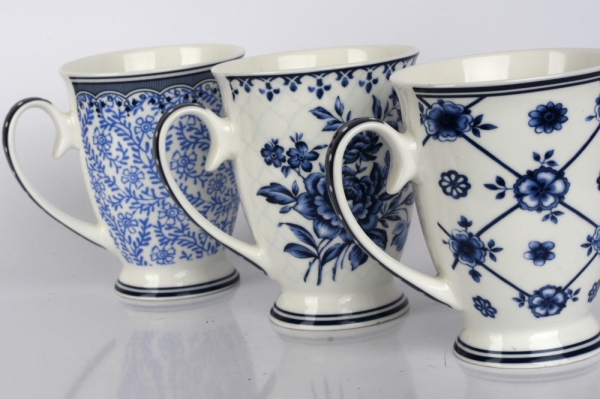 Porcelánový hrnček modré kvety mriežka 11cm