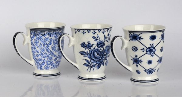 Porcelánový hrnček s uchom modré kvety 7cm