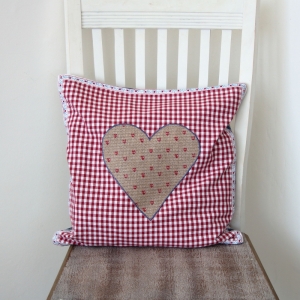 Povlak na vankúš kockovaný so srdcom 40x40cm