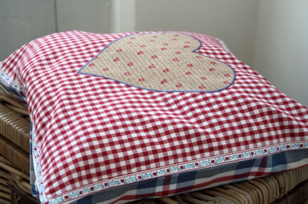 Povlak na vankúš kockovaný so srdcom 40x40cm