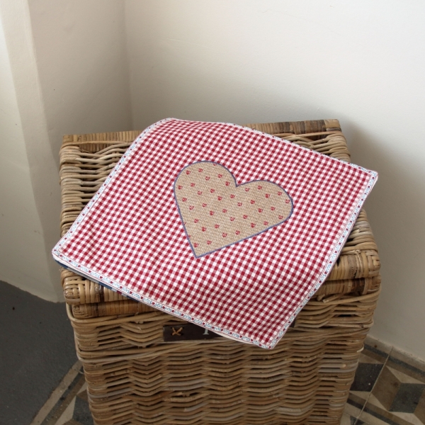Povlak na vankúš kockovaný so srdcom 40x40cm