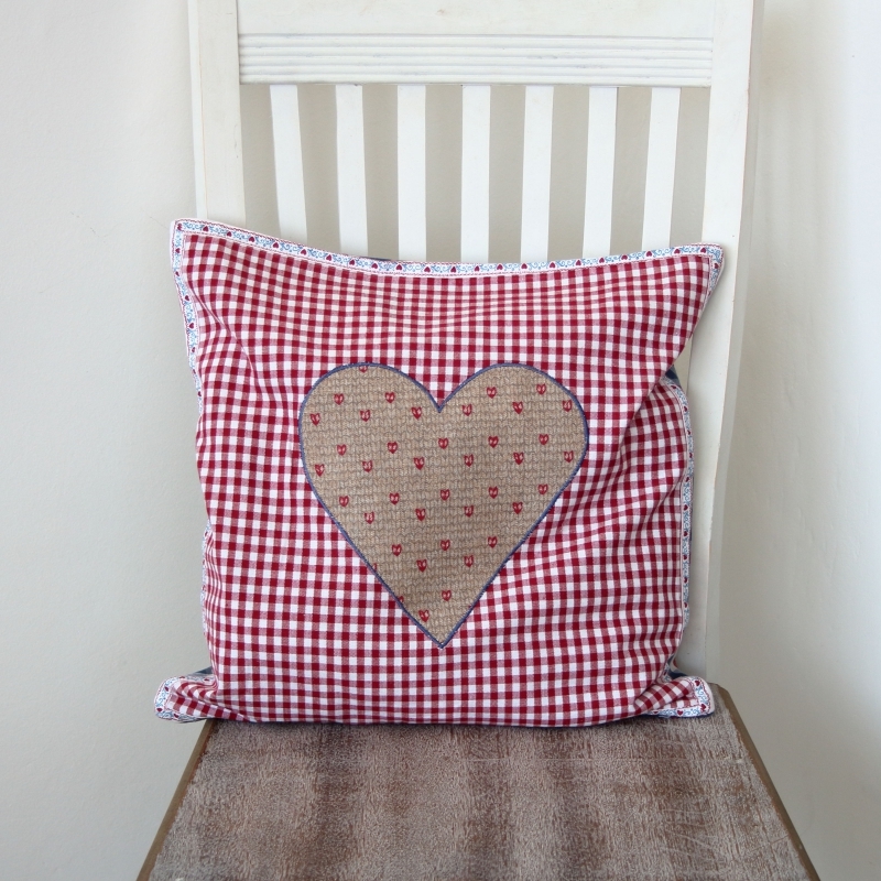 Povlak na vankúš kockovaný so srdcom 40x40cm