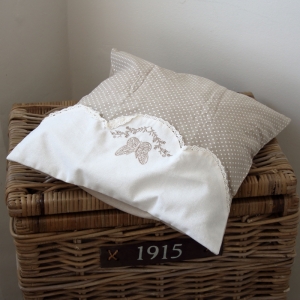 Povlak na vankúš bodkovaný s motýľom 40x40cm