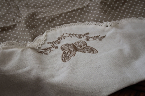 Povlak na vankúš bodkovaný s motýľom 40x40cm
