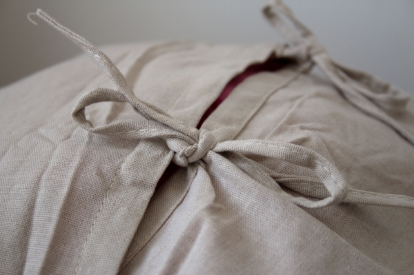 Povlak na vankúš bodkovaný s motýľom 40x40cm