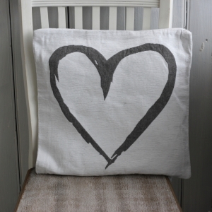 Povlak na vankúš šedej srdce 40x40cm