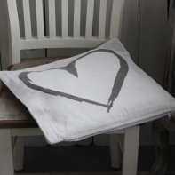 Povlak na vankúš šedej srdce 40x40cm