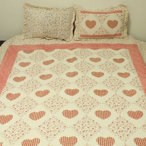 Prikrývka na dvojposteľ patchwork + 2 obliečky na vankúše ružové srdce