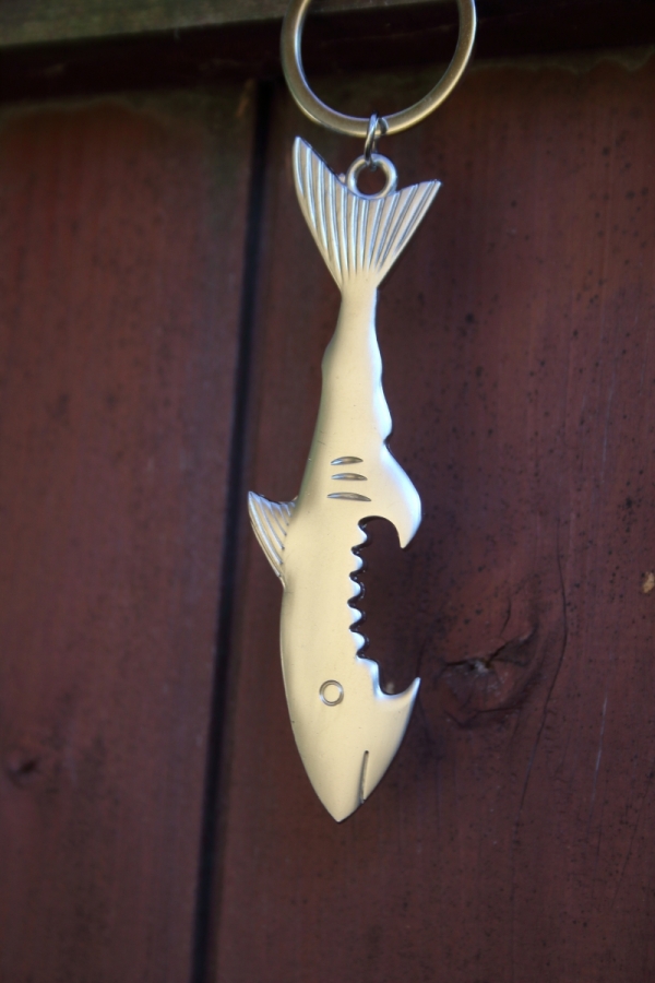 Prívesok na kľúče žralok otvárač