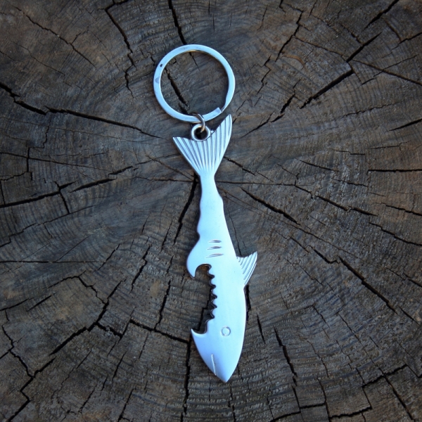 Prívesok na kľúče žralok otvárač
