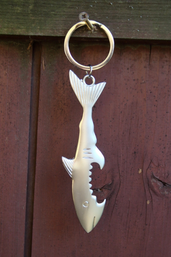 Prívesok na kľúče žralok otvárač