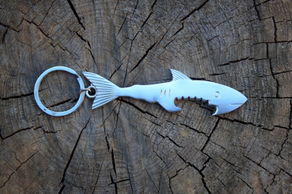 Prívesok na kľúče žralok otvárač