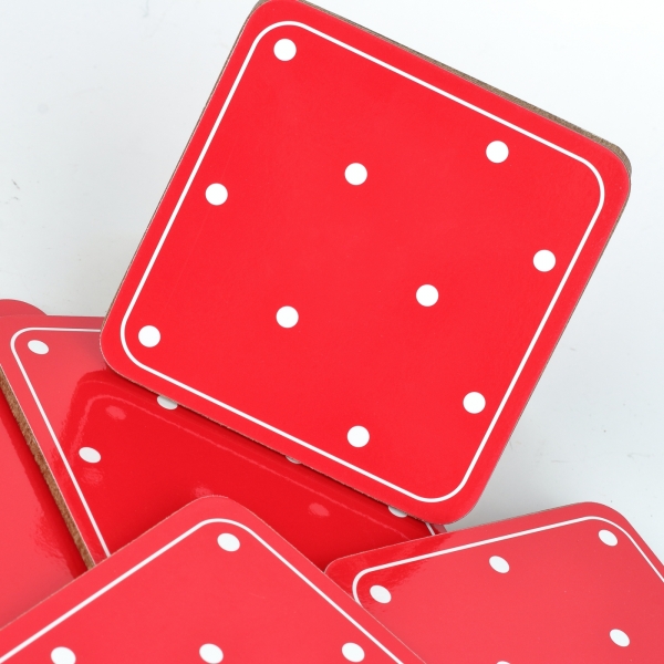Prestieranie na stôl červené s bodkami sada 6ks 10×10×0,5cm